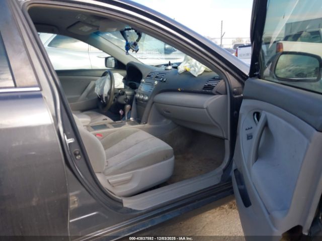 Toyota Camry Le Image 6