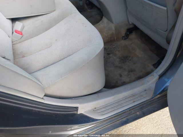 Toyota Camry Le Image 5