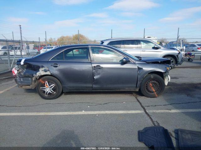 Toyota Camry Le Image 12