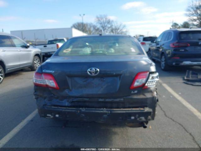Toyota Camry Le Image 15