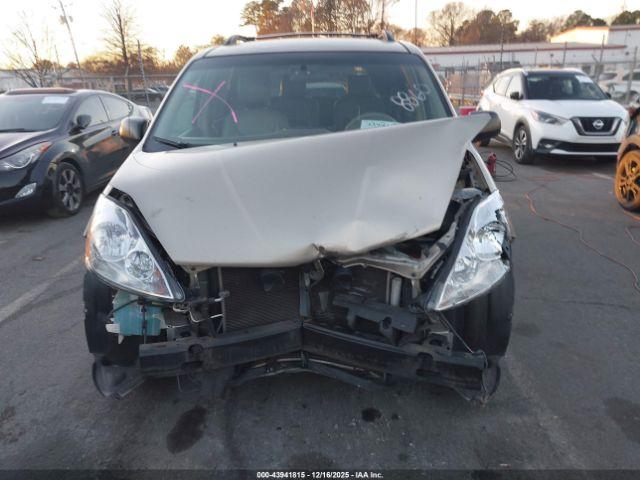 Toyota Sienna Le Image 5