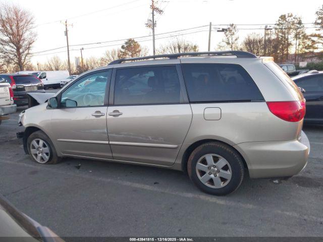 Toyota Sienna Le Image 12
