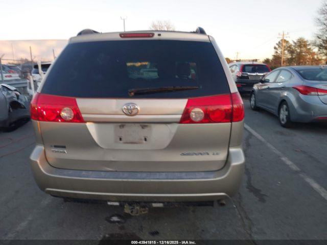 Toyota Sienna Le Image 11