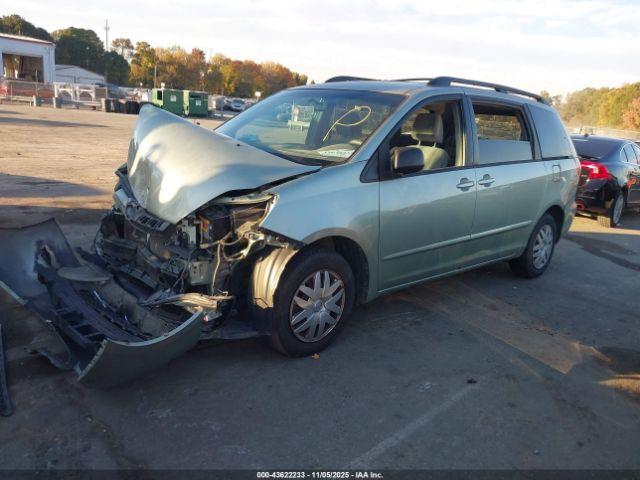 Toyota Sienna Le Image 3