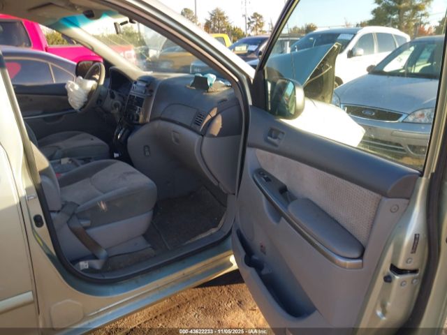 Toyota Sienna Le Image 4