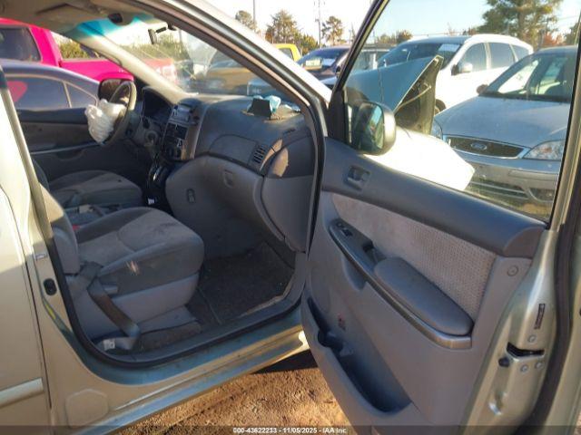 Toyota Sienna Le Image 4