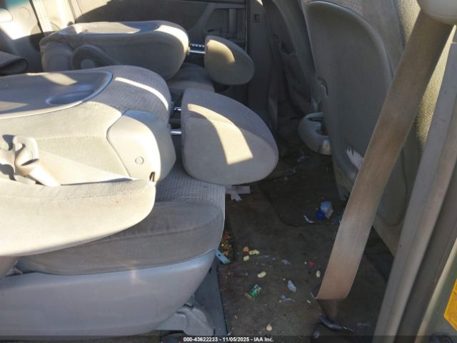 Toyota Sienna Le Image 5