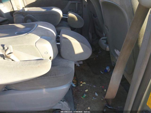 Toyota Sienna Le Image 5