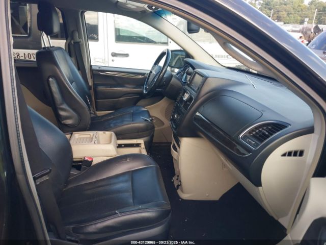 Chrysler Town & Country Touring-l Image 3