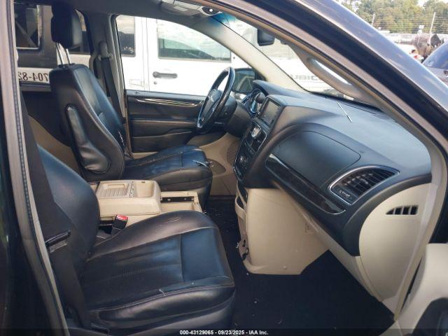 Chrysler Town & Country Touring-l Image 3