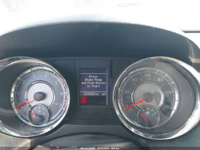 Chrysler Town & Country Touring-l Image 6