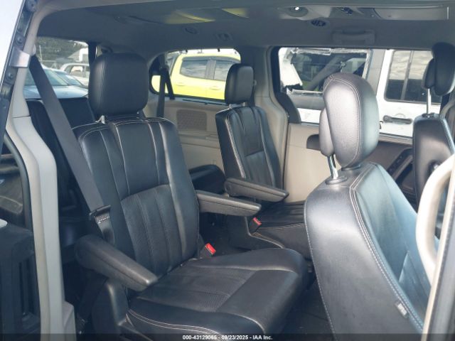 Chrysler Town & Country Touring-l Image 7