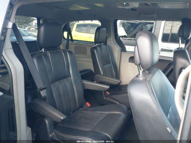 Chrysler Town & Country Touring-l Image 7