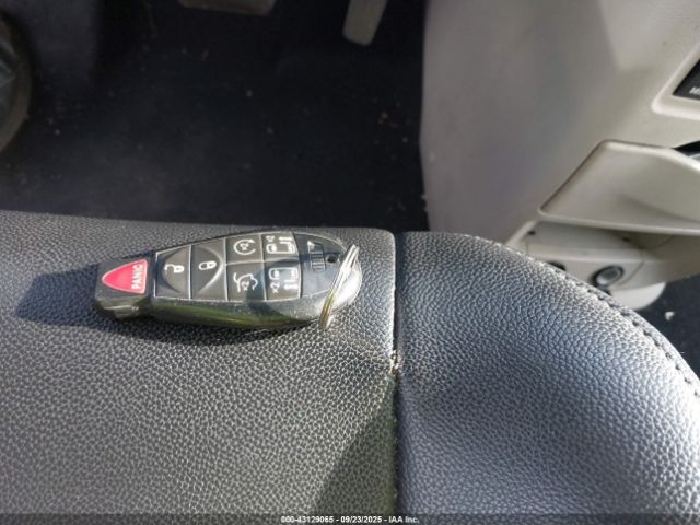 Chrysler Town & Country Touring-l Image 2