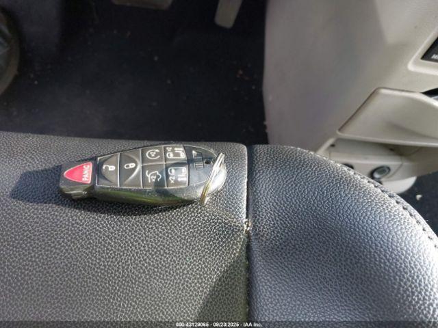 Chrysler Town & Country Touring-l Image 2